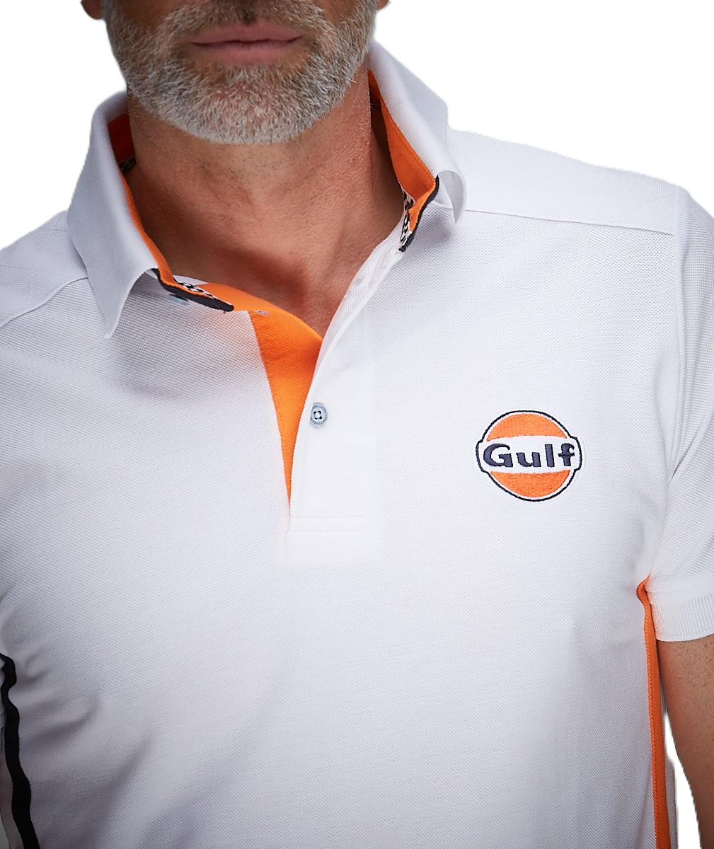 Gulf Side Stripe Polo Hvid – Stilfuld polo i hvid med klassiske Gulf-racingstriber i siden, fremstillet i blødt bomuld for et sporty og tidløst look.