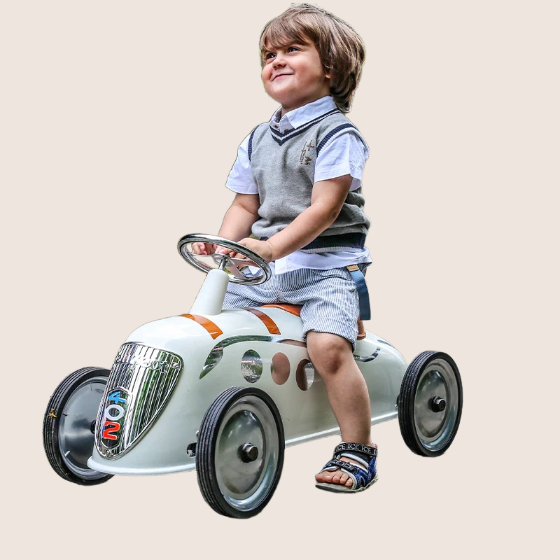 Baghera Rider Peugeot 402 Darl'Mat – stilfuld pedalbil inspireret af den klassiske Peugeot 402 Darl'Mat roadster, designet til børn med vintage-look og robuste materialer.
