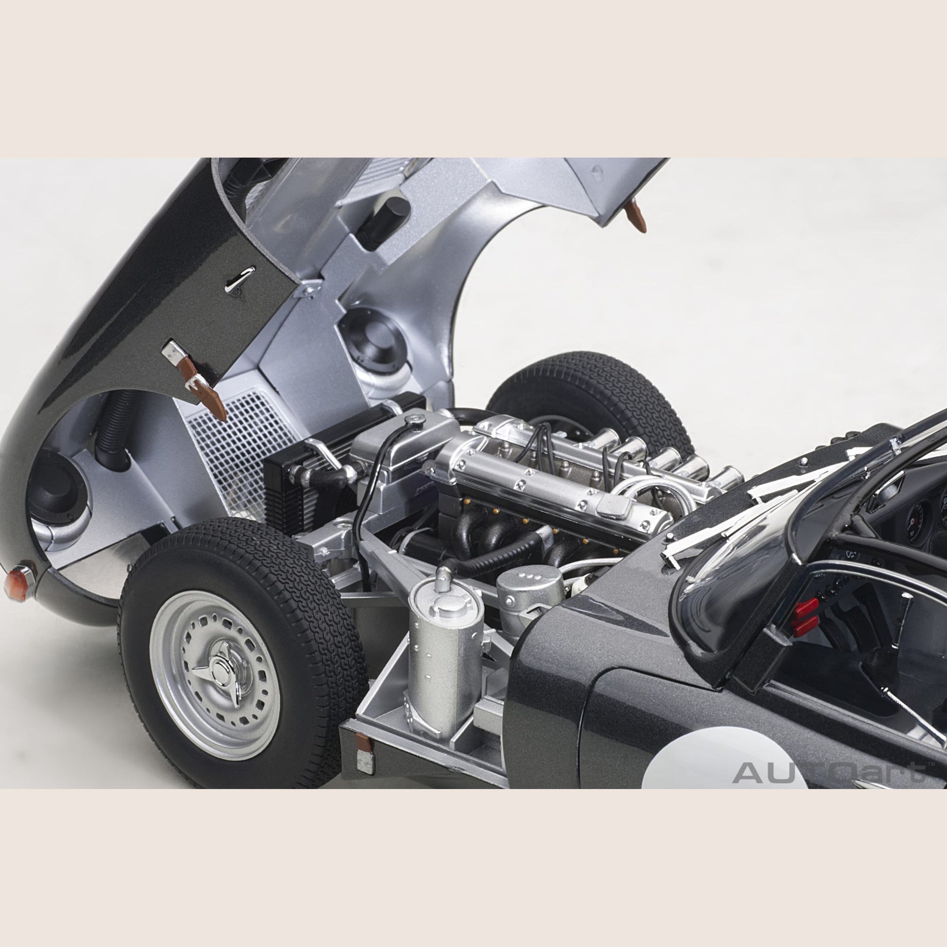 Jaguar Lightweight E-Type Dark Grey – Letvægtsudgave af Jaguar E-Type i mørkegrå. En perle for bilentusiaster.