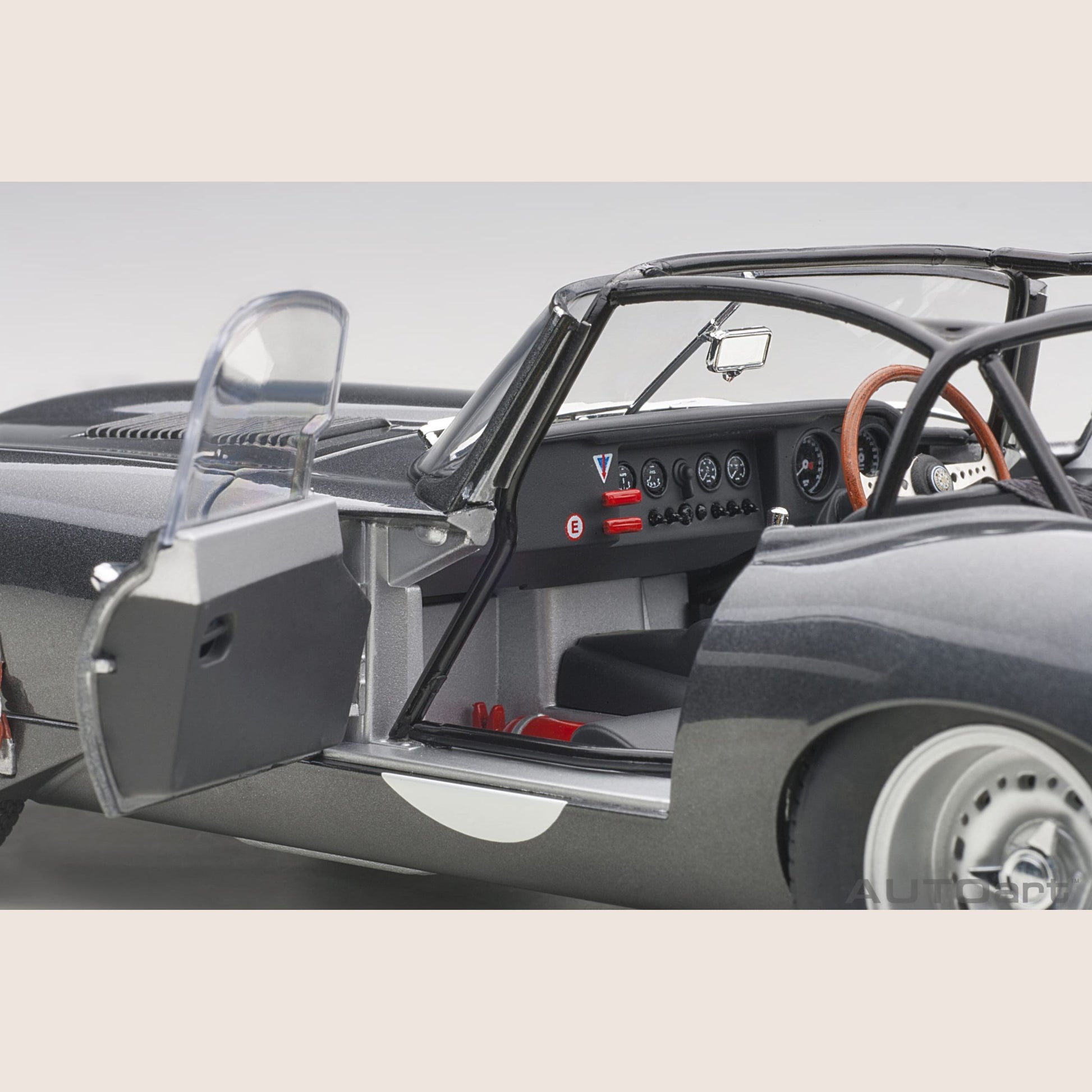 Jaguar Lightweight E-Type Dark Grey – Letvægtsudgave af Jaguar E-Type i mørkegrå. En perle for bilentusiaster.