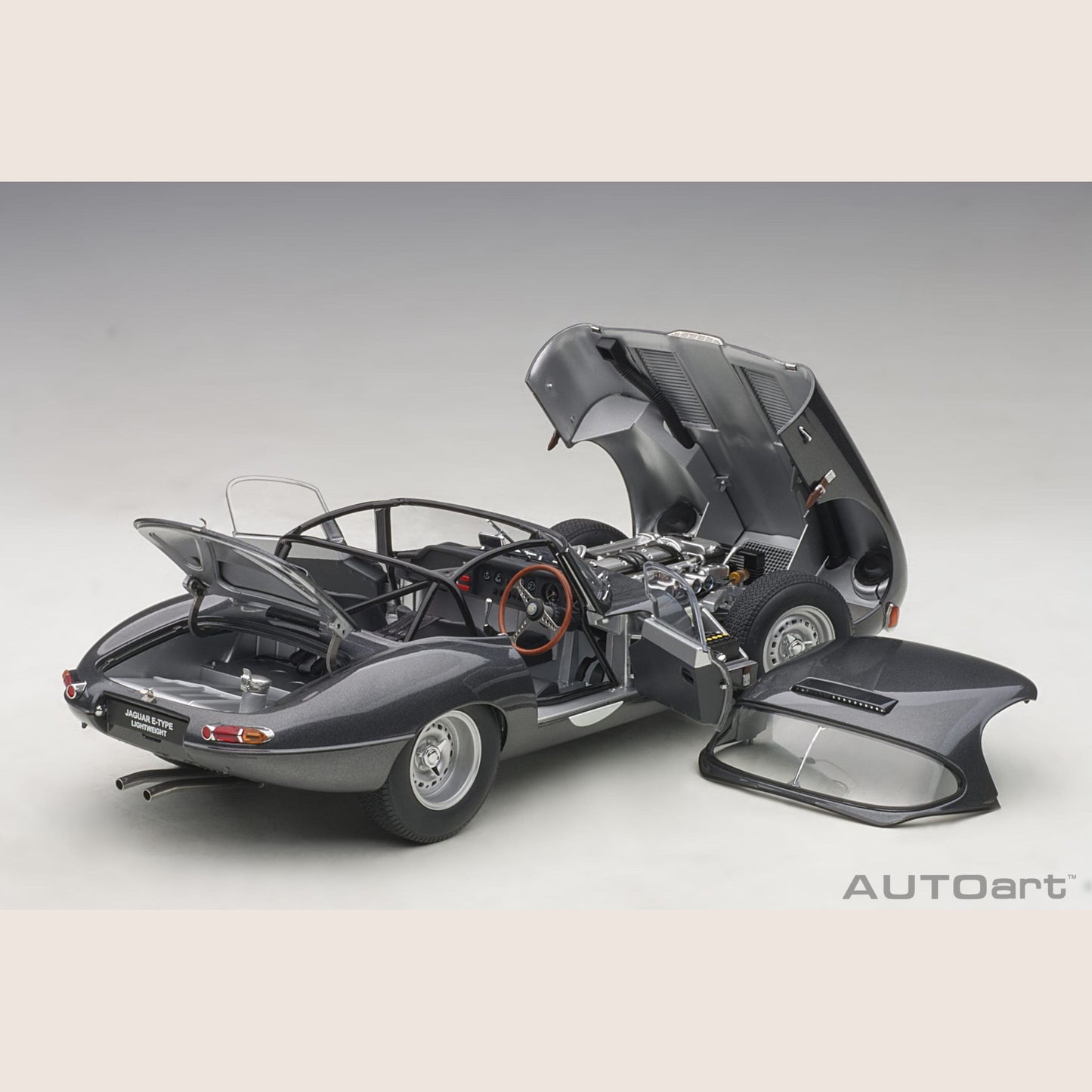 Jaguar Lightweight E-Type Dark Grey – Letvægtsudgave af Jaguar E-Type i mørkegrå. En perle for bilentusiaster.