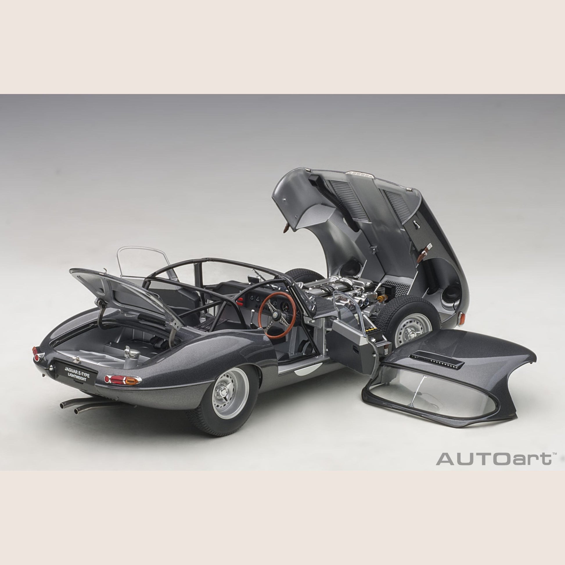 Jaguar Lightweight E-Type Dark Grey – Letvægtsudgave af Jaguar E-Type i mørkegrå. En perle for bilentusiaster.