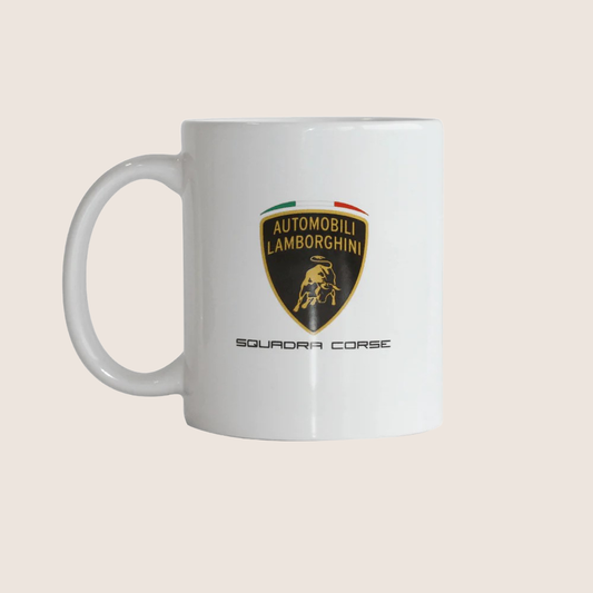 Lamborghini Squadra Corse Krus – Stilfuldt krus med Lamborghini Squadra Corse-logo. Perfekt til morgenkaffen for enhver motorsportsentusiast.