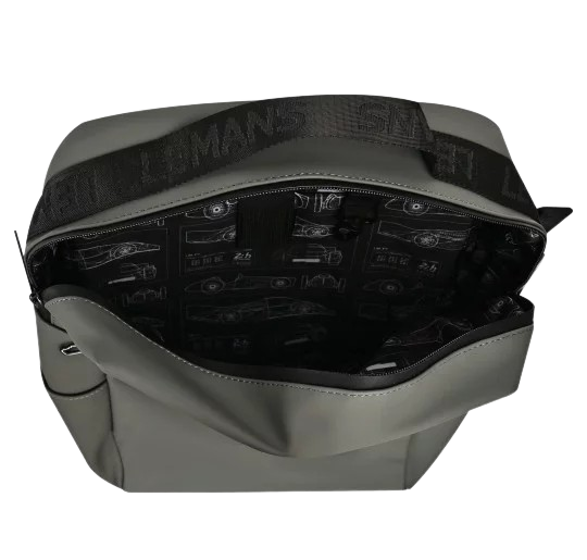 Racing Rygsæk – 24H Le Mans (Grå): Stilfuld og slidstærk rygsæk i grå med ikoniske Le Mans-detaljer og print af banens sving. Fremstillet i vandafvisende polyurethan med ruskindsforing, justerbare stropper og måler 29 x 13 x 43 cm – perfekt til hverdag og rejser.