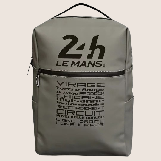 Racing Rygsæk – 24H Le Mans (Grå): Stilfuld og slidstærk rygsæk i grå med ikoniske Le Mans-detaljer og print af banens sving. Fremstillet i vandafvisende polyurethan med ruskindsforing, justerbare stropper og måler 29 x 13 x 43 cm – perfekt til hverdag og rejser.