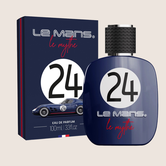 Perfume Le Mythe – 24H Le Mans: Eau de Parfum i 100 ml flakon, skabt i samarbejde med det franske parfumehus Corania. Duften åbner med friske noter af grapefrugt og akvatiske elementer, efterfulgt af et hjerte af salvie og lavendel, og afsluttes med en dyb base af egetræsmos. En aromatisk hyldest til intensiteten og elegancen ved verdens mest berømte langdistanceløb.