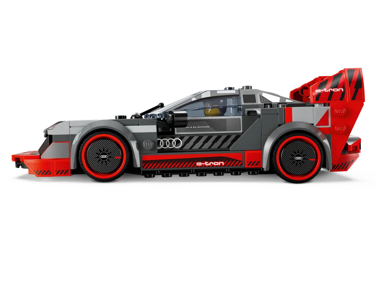 LEGO Speed Champions Audi S1 e‑tron quattro Race Car 76921 – Detaljeret 1:~~ modellering af Audi S1 e‑tron quattro som Speed Champions-sæt. Inkluderer stor bagvinge, diffuser, luftindtag, aftageligt tag og minifigur med hjelm. Designet til samle- og legeområde for børn og voksne