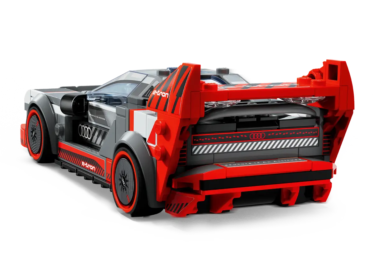 LEGO Speed Champions Audi S1 e‑tron quattro Race Car 76921 – Detaljeret 1:~~ modellering af Audi S1 e‑tron quattro som Speed Champions-sæt. Inkluderer stor bagvinge, diffuser, luftindtag, aftageligt tag og minifigur med hjelm. Designet til samle- og legeområde for børn og voksne