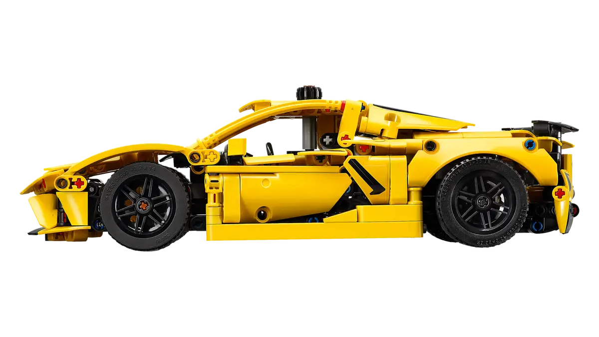 LEGO Technic Chevrolet Corvette Stingray 42205 – 1:24 skalamodel med bevægelige døre, åben motorhjelm, 8-cylindret motor, differentiale og fungerende styring. En autentisk bygge- og udstillingsmodel fra LEGO Technic‑serien.