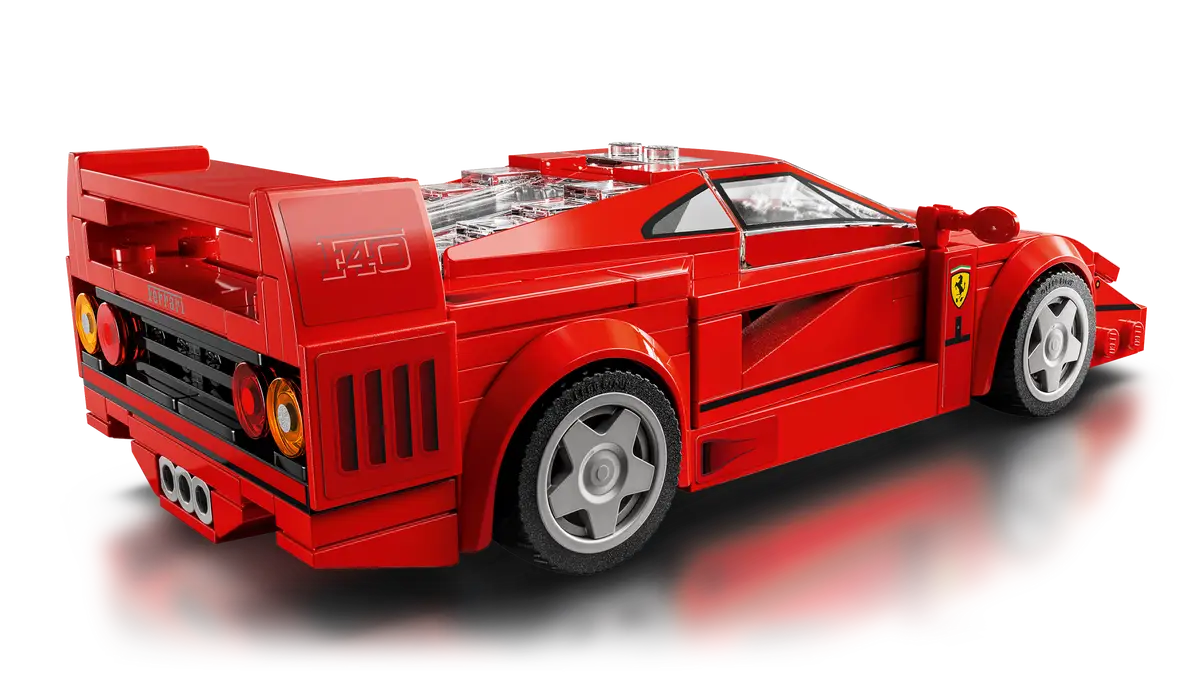 LEGO Speed Champions Ferrari F40 Supercar 76934 – detaljeret model af 1980'ernes ikoniske Ferrari F40. Sættet inkluderer 318 dele, en minifigur af en Ferrari-kører og autentiske designdetaljer som hækspoiler, luftindtag og røde sæder. Perfekt til både leg og udstilling.