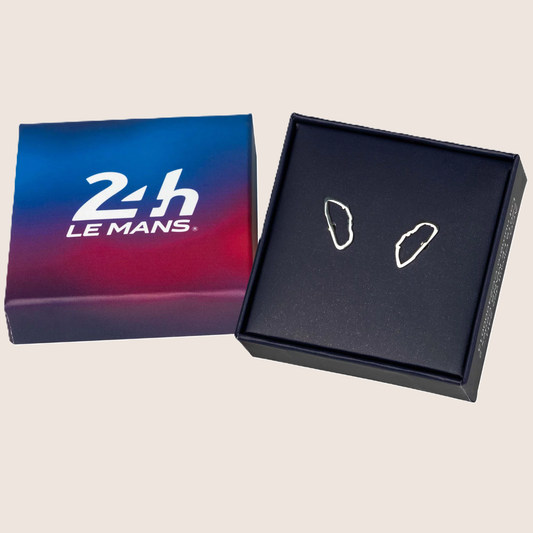 Officielt licenserede Le Mans Circuit Øreringe – stilfulde og detaljerede smykker inspireret af det ikoniske 24H Le Mans racerløb. Perfekt til motorsportsentusiaster og bilfans.