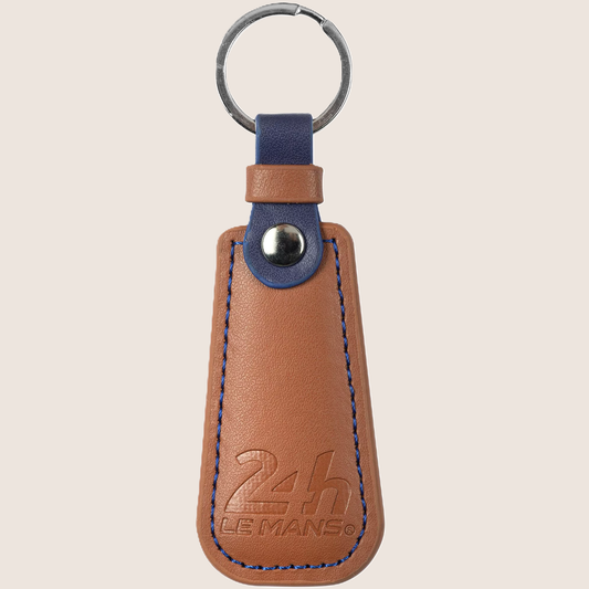 Leatherette Keyring – 24H Le Mans: Elegant nøglering i læderlook med 24H Le Mans-logo. En stilfuld og holdbar accessory til bil- og racerløbsentusiaster.