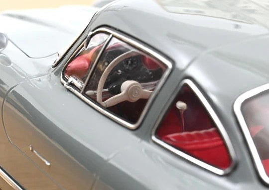 Mercedes-Benz 300 SL 1:12 model i graphite grey fra Norev med gullwing-døre og detaljeret design