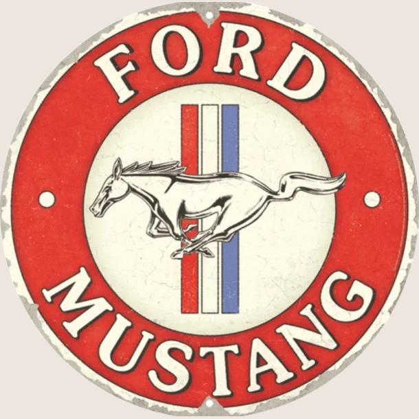 Horse and Stripes Ford Mustang Rundt Skilt – Nostalgisk dekorativt metalsskilt med klassisk Ford Mustang-logo og hestemotiv. Perfekt til bilentusiaster og vintageindretning.