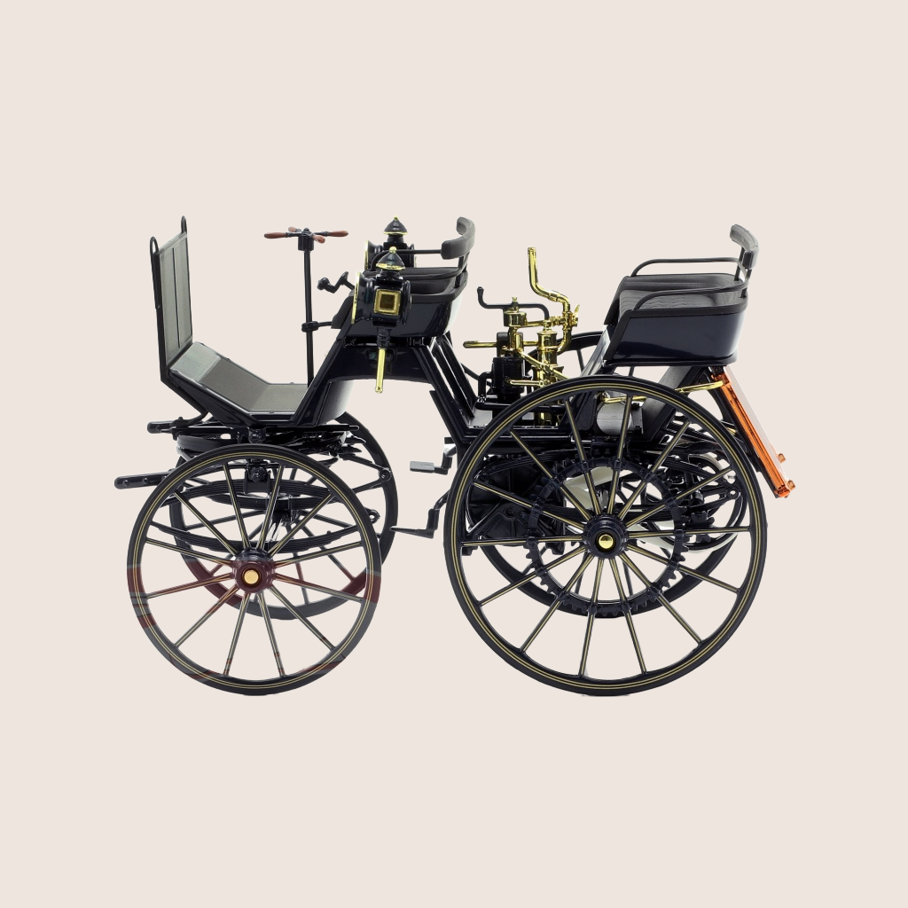 Mercedes Benz Daimler Motorkutsche (1886) – Historisk model af Daimlers første motorkøretøj fra 1886.