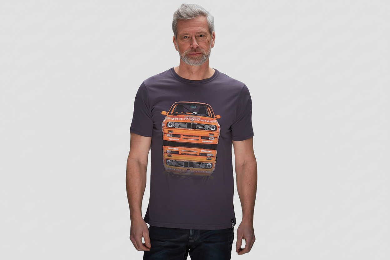 GrandPrix Originals ORC E30 EVO Grey T-shirt – Økologisk bomuld, taljeret snit og ikonisk Jägermeister-design på BMW E30 Evo, fremstillet i Italien af ORIGINAL RACE® – perfekt til motorsportfans og stilbevidste bilentusiaster.
