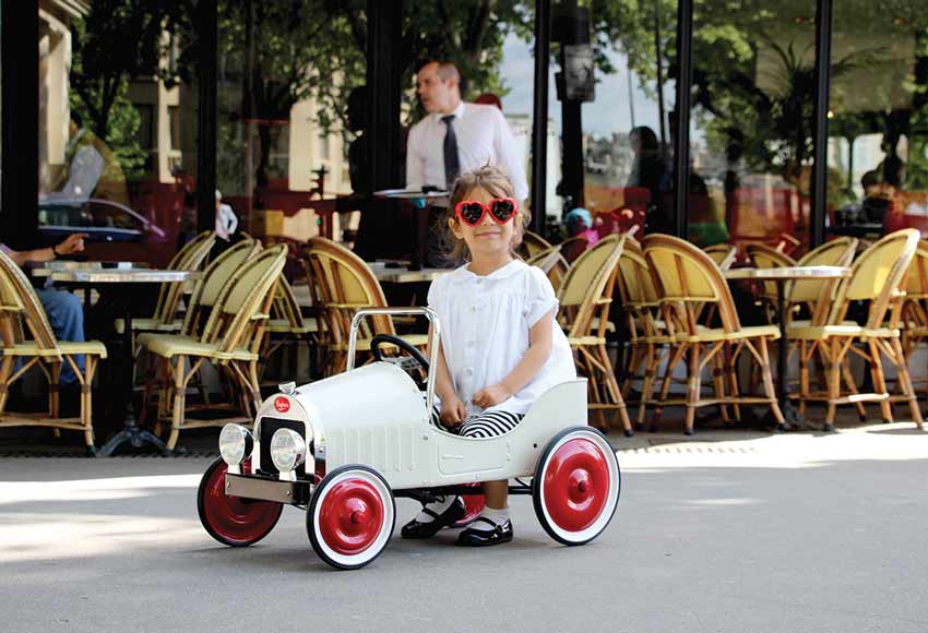Baghera Classic Pedalcar – tidløs pedalbil med retro look og robust metalstel, ideel til fantasifuld leg og små racerkørere.