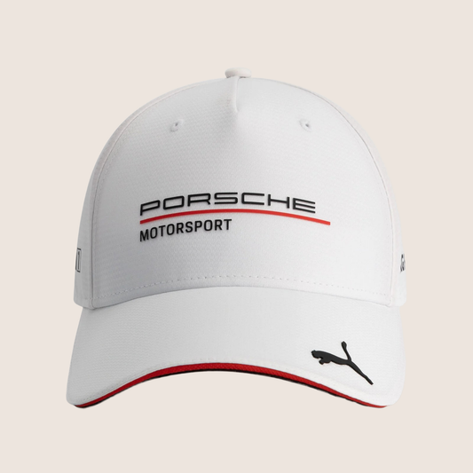 Porsche Motorsport Team Cap – Hvid – Elegant hvid cap med Porsche Motorsport-logo. Perfekt til motorsportsentusiaster, der ønsker at fremvise deres passion for Porsche i en stilfuld og komfortabel form.