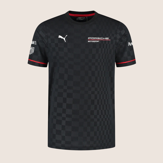 Sort Porsche Motorsport Team T-shirt med korte ærmer, røde detaljer og officielle logoer fra Porsche og PUMA – designet til fans af motorsport og racerløb.