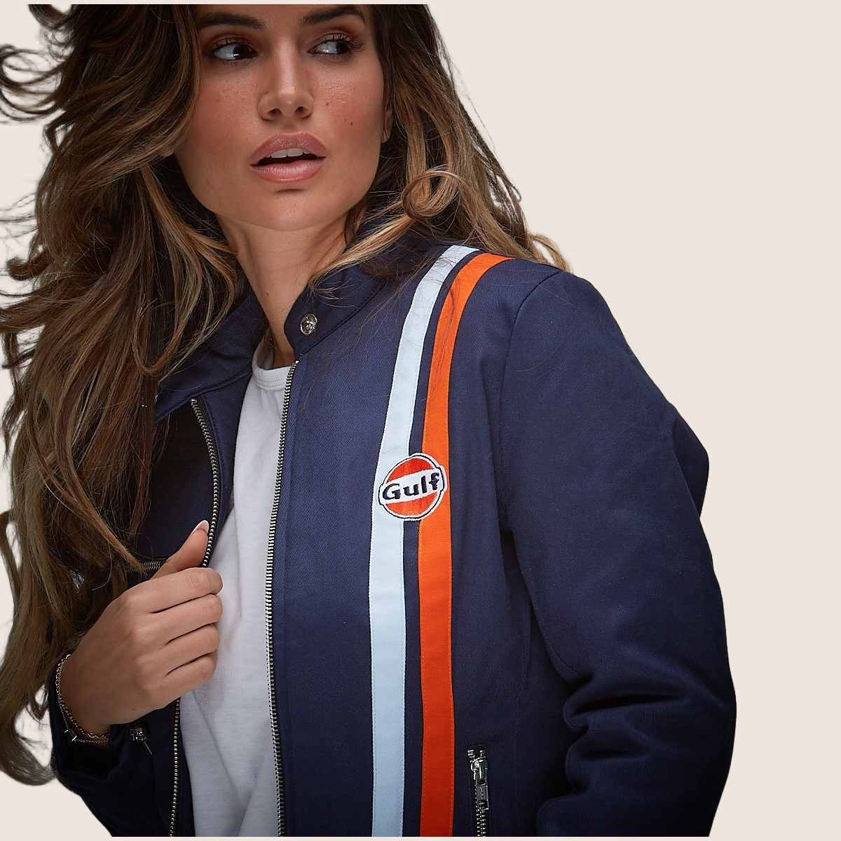 Gulf Roadmaster Navy Women – Stilfuld og sporty damepolo i navy blå med Gulf-logo og klassiske motorsportsdetaljer. Komfortabel pasform til hverdagsbrug eller events.