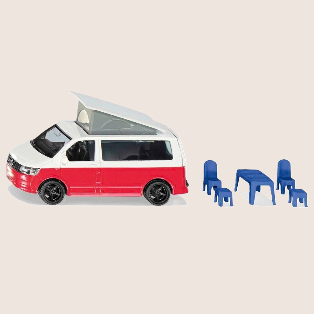 Siku Volkswagen T6 California 1:50 – Detaljeret autocamper-model med hævet pop-up-tag, åbent bagklap, anhængertræk og medfølgende bord og stole. Udført i metal og plastic med gummihjul – ideel til både leg og samling.