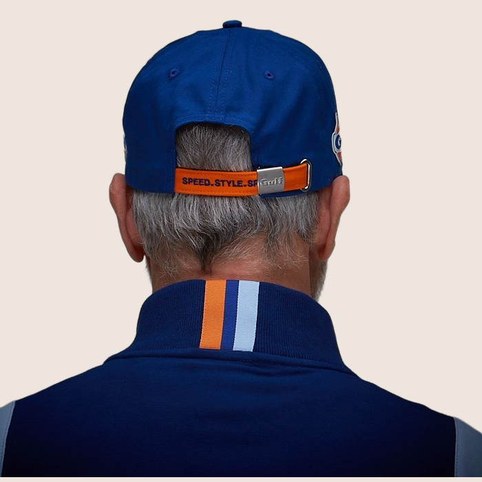 Gulf Super-G Cap Blue – Stilfuld blå cap med Gulf Super-G logo. En must-have for motorsportsfans og en ideel accessory til både bilentusiaster og modeelskere.