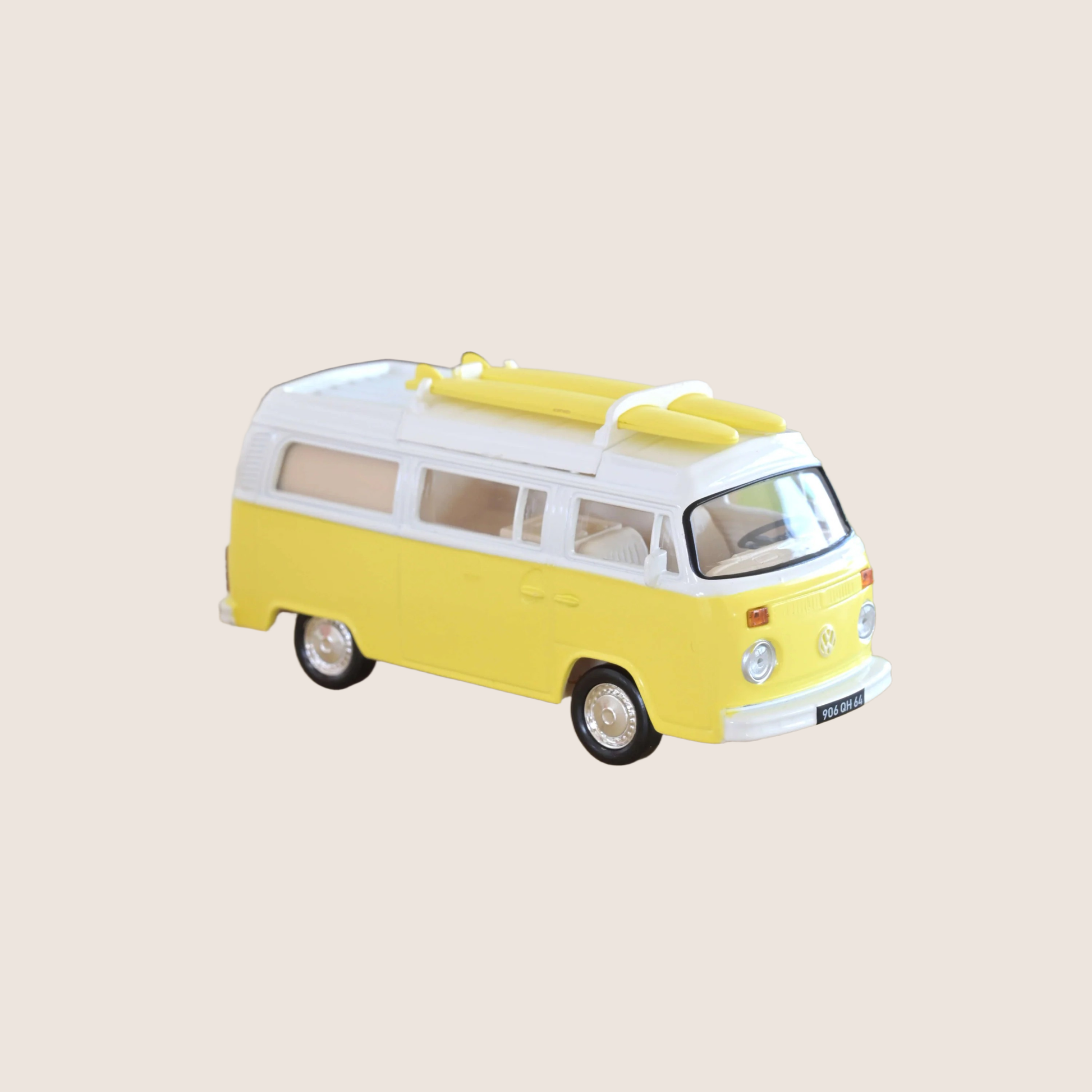 Volkswagen T2 Camper Yellow 1:43 – Detaljeret model af den klassiske VW T2 camper i gul, skala 1:43 fra Norev. En nostalgisk hyldest til 70'ernes ikoniske campingvogn, ideel til samlere.