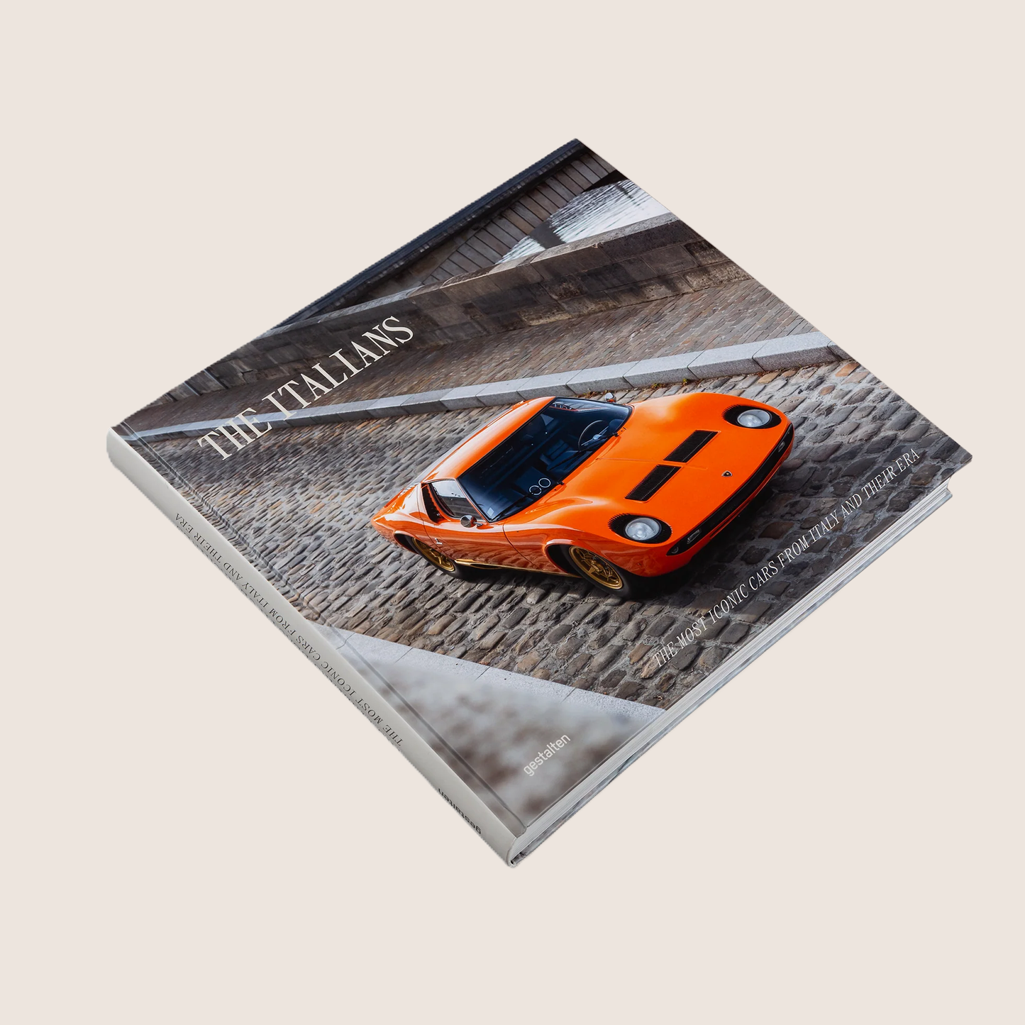 “Beautiful Machines – The Italians” – En eksklusiv coffeetable-bog, der hylder italiensk bildesign med imponerende fotografier og historier om ikoniske bilmærker som Ferrari, Lamborghini og Alfa Romeo. Perfekt til design- og bilentusiaster.