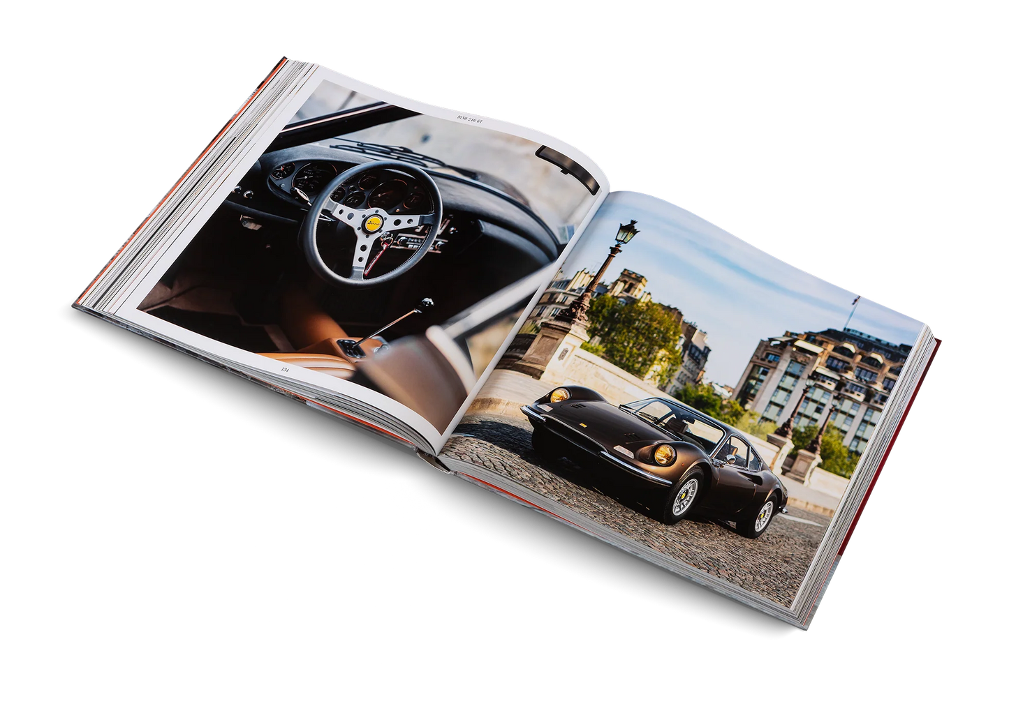 “Beautiful Machines – The Italians” – En eksklusiv coffeetable-bog, der hylder italiensk bildesign med imponerende fotografier og historier om ikoniske bilmærker som Ferrari, Lamborghini og Alfa Romeo. Perfekt til design- og bilentusiaster.